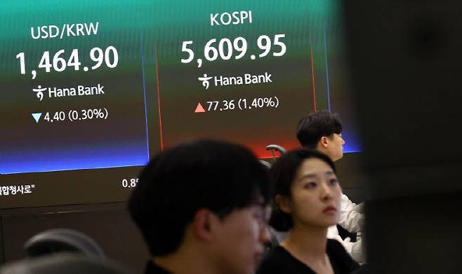 코스피가 1%대 반등한 11일 서울 중구 하나은행 딜링룸에서 딜러가 업무를 보고 있다. (사진=뉴시스)