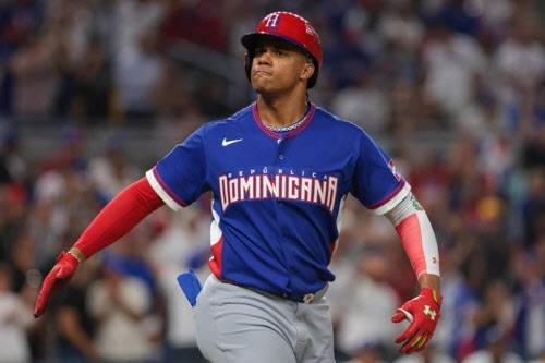 도미니카공화국의 후안 소토가 선제 투런홈런을 터뜨린 뒤 기뻐하고 있다. 사진=AFPBBnews