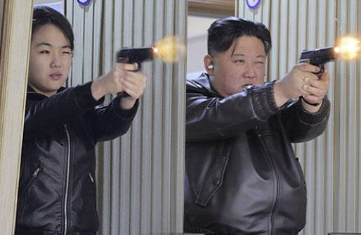 김정은 북한 국무위원장이 딸 주애와 함께 지난 11일 권총 등 휴대용 경량 무기를 생산하는 제2경제위원회 산하의 중요 군수공장을 시찰했다고 조선중앙통신이 12일 보도했다. 김 위원장의 딸 주애가 군 간부들과 함께 공장 내 마련된 실내사격장에서 권총 사격을 하고 있다. [조선중앙통신=연합뉴스 제공]