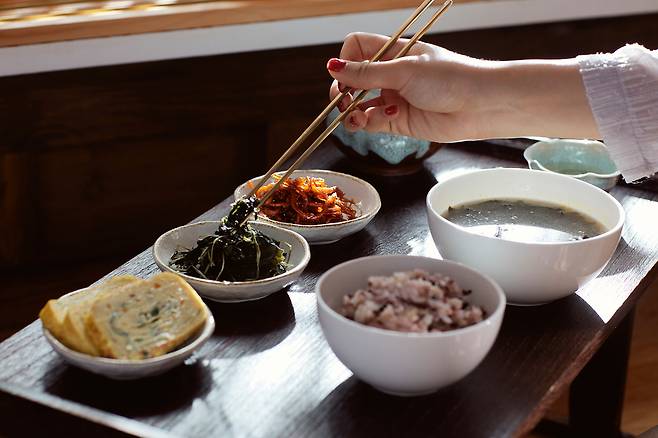 잡곡밥도 과식은 금물이다. 혈당 조절을 돕는 식이섬유가 많은 채소와 단백질을 충분히 먹어야 한다. 사진=클립아트코리아