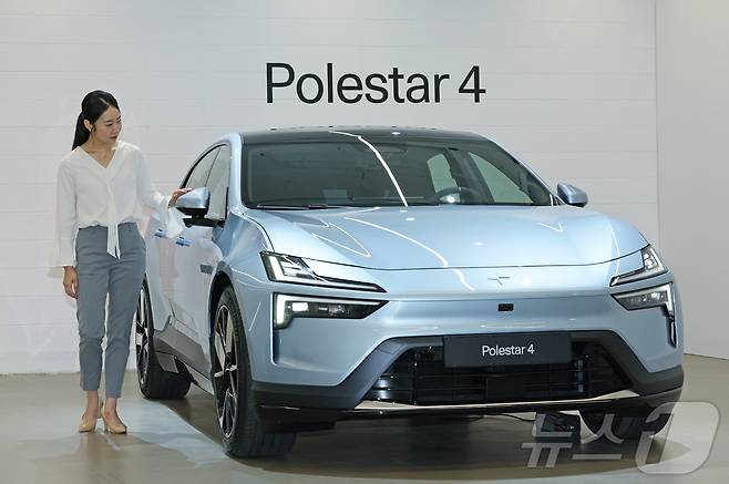 2024년 8월 서울 용산구 폴스타 스페이스를 찾은 방문객이 '폴스타4'를 살펴보고 있는 모습. '폴스타4'는 100kWh 리튬이온 배터리를 탑재했으며 롱레인지 듀얼 모터 모델은 최대 544마력의 출력을, 싱글 모터 모델은 272마력의 출력을 갖고 있다(자료사진). 2024.8.13 ⓒ 뉴스1 장수영 기자