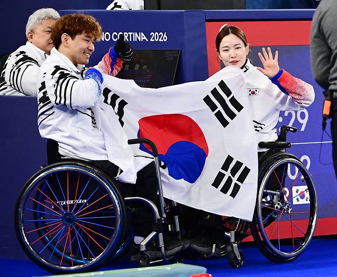 2026 밀라노·코르티나담페초 동계 패럴림픽에서 은메달을 획득한 휠체어컬링 백혜진-이용석 (사진제공=사진공동취재단)