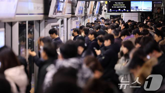 서울역에서 시민들이 지하철을 이용해 출근하고 있다. 2026.1.13 ⓒ 뉴스1 이호윤 기자