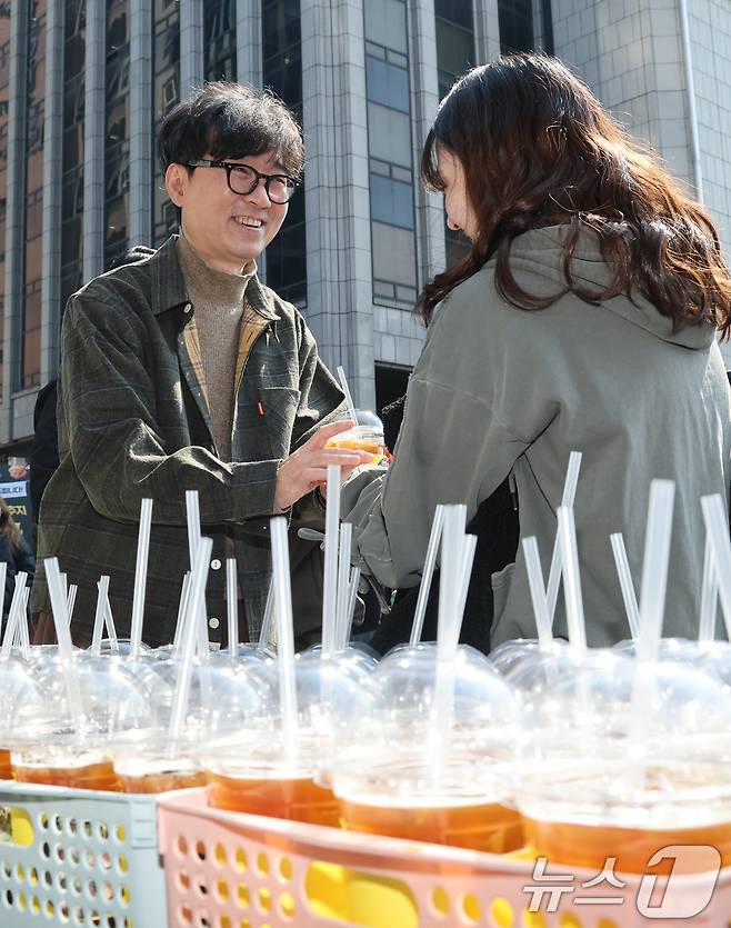 영화 '왕과 사는 남자'의 장항준 감독이 12일 서울 중구 프레스센터 앞에서 1,200만 관객 돌파를 기념해 커피차를 마련, 팬들에게 커피를 나눠주고 있다. 2026.3.12 ⓒ 뉴스1 안은나 기자