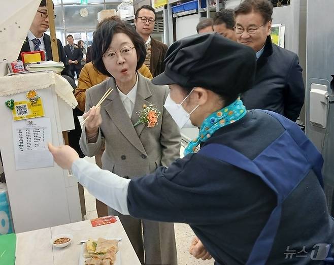 식품의약품안전처(식약처)가 12일 강원 영월중앙시장을 식품안전구역으로 지정한 가운데, 이날 오유경 식약처장이 영월중앙시장을 찾아 식당의 주요 메뉴를 맛보며 음식점 관계자와 이야기를 나누고 있다. 조선 6대 임금 단종의 유배지인 영월군은 단종을 다룬 영화 '왕과 사는 남자'(왕사남)의 흥행으로 지역 관광객 수를 늘리고 있다. 2026.3.12 ⓒ 뉴스1 신관호 기자