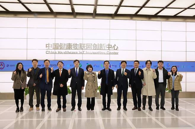 중국 우시 혁신허브 캠퍼스에서 대표단이 현지 관계자들과 기념촬영을 하고 있다. (한국제약바이오협회 제공)