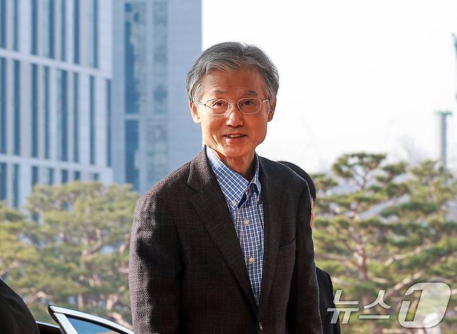 정부가 사법개혁 3법을 공포·시행한 12일 조희대 대법원장이 서울 서초구 대법원으로 출근하고 있다. 2026.3.12 ⓒ 뉴스1 이호윤 기자