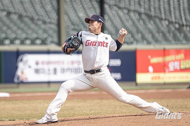 롯데 자이언츠 투수 김진욱이 12일 부산 사직구장에서 열린 KT 위즈와 프로야구 시범경기에 선발 등판해 역투하고 있다. (롯데 자이언츠 제공)