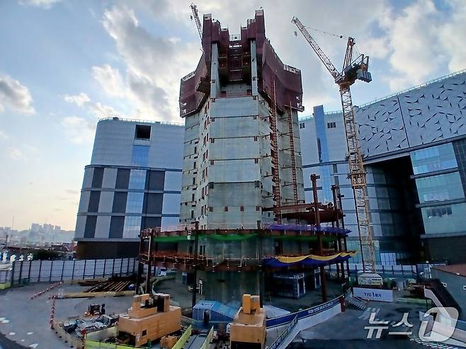 부산 중구 중앙동 부산롯데타워 공사 현장. 2026.03.12/뉴스1 ⓒ News1 박서현 기자