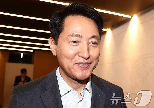 오세훈 서울시장이 12일 오후 서울 중구 더 플라자 호텔에서 열린 2026 하이서울기업지원 사업 관련 특별강의를 마치고 국민의힘 6·3 지방선거 서울시장 후보 등록 관련 백브리핑을 한 뒤 나서고 있다. 2026.3.12 ⓒ 뉴스1 김민지 기자