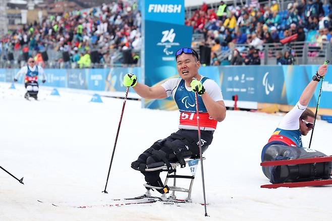 신의현이 11일(현지시간) 이탈리아 테세로 크로스컨트리 스타디움에서 열린 2026 밀라노·코르티나 동계패럴림픽 크로스컨트리 스키 남자 좌식 10㎞ 인터벌 스타트에서 9위를 기록했다. 이번 대회 처음으로 ‘톱10’에 들었다. 사진 | 대한장애인체육회