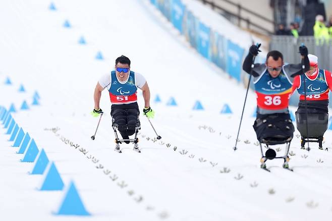 신의현이 11일(현지시간) 이탈리아 테세로 크로스컨트리 스타디움에서 열린 2026 밀라노·코르티나 동계패럴림픽 크로스컨트리 스키 남자 좌식 10㎞ 인터벌 스타트에서 9위를 기록했다. 이번 대회 처음으로 ‘톱10’에 들었다. 사진 | 대한장애인체육회