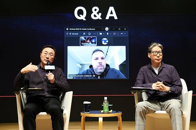 12일 열린 ‘2026 NC 경영전략 간담회’에서 박병무 공동대표(왼쪽)와 아넬 체만 센터장(화면), 홍원준 CFO가 질의응답을 하고 있다. 사진 | 엔씨소프트