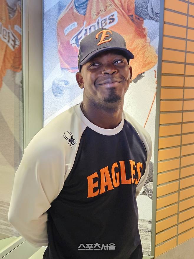 한화 페라자가 12일 대전 한화생명 볼파크에서 열린 2026 KBO리그 시범경기 삼성전에 앞서 취재진 인터뷰에 응하고 있다. 대전 | 강윤식 기자 skywalker@sportsseoul.com