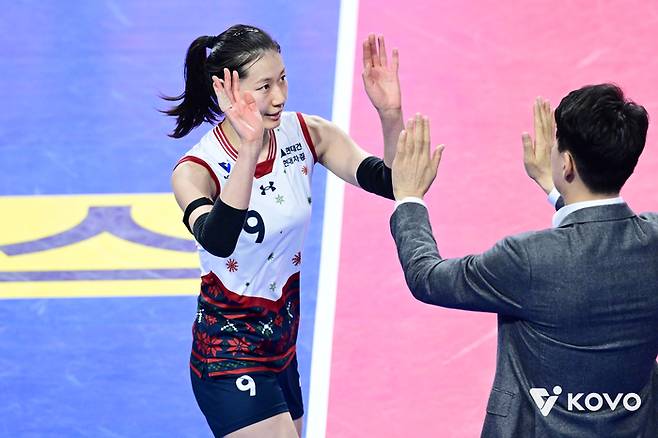 현대건설 강성형 감독과 하이파이브를 하는 나현수. 제공 | 한국배구연맹