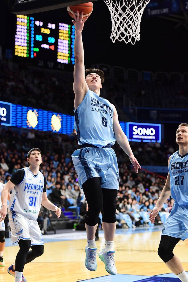 소노 이정현이 고양소노아레나에서 열린 2025~2026 LG전자 프로농구 5라운드 한국가스공사전에서 레이업 슛을 하고 있다. 사진 | KBL