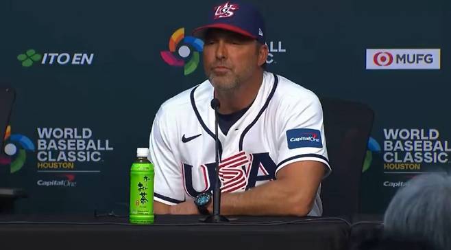 마크 데로사 미국 대표팀 감독이 11일(한국시각) 이탈리아전 패배 후 인터뷰를 하고 있다. 사진=@YankeeWRLD X 계정 캡처