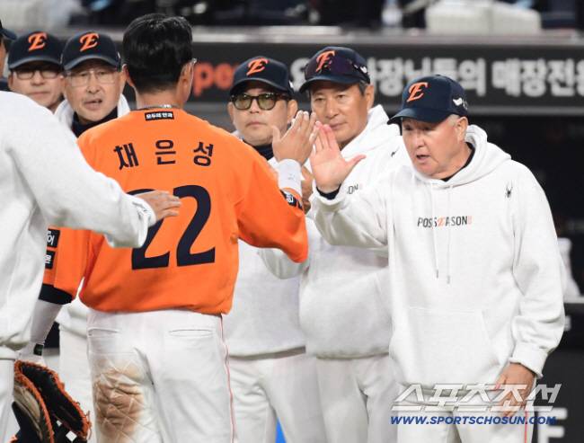 18일 대전 한화생명볼파크에서 열린 삼성과 한화의 PO 1차전. 한화가 삼성에 9-8로 승리했다. 경기 종료 후 채은성과 하이파이브를 나누고 있는 김경문 감독. 대전=송정헌 기자songs@sportschosun.com/2025.10.18/