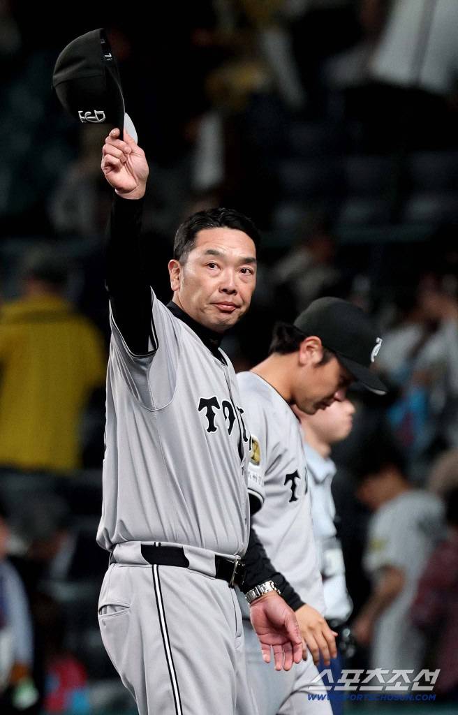 요미우리 아베 감독은 11일 소프트뱅크와 연습경기에서 무너진 투수진에 쓴소리를 쏟아냈다. 그는 "무슨 생각으로 마운드에 오른건지 궁금하다. 부끄러운 줄 알아야 한다"라고 질타했다. 사진출처=요미우리 자이언츠 SNS