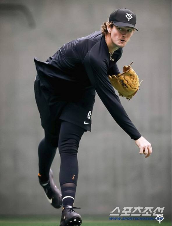 요미우리 새 외국인 투수 휘틀리. 11일 소프트뱅크와 시범경기에 선발등판해 1이닝 3실점으로 부진했다. 사진출처=요미우리 자이언츠 SNS