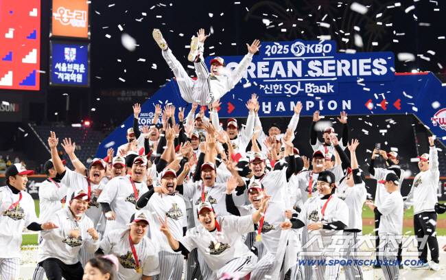 31일 대전 한화생명볼파크에서 열린 한국시리즈 5차전 한화 이글스와 LG 트윈스의 경기. 통합 우승을 차지한 LG 염경엽 감독이 헹가래를 받고 있다. 대전=박재만 기자 pjm@sportschosun.com/2025.10.31/