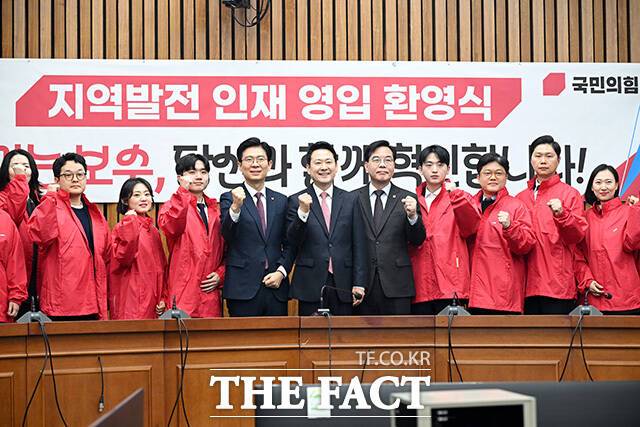 국민의힘이 6.3 지방선거를 겨냥해'인재영입'이라는 승부수를 띄웠다. 사진은 조정훈 인재영입위원장과 장동혁 국민의힘 대표, 송언석 원내대표(왼쪽 네 번째부터) 및 영입인재들이 11일 오전 서울 여의도 국회에서 열린 지역발전 영입 인재 환영식에서 기념촬영을 하고 있는 모습. /남용희 기자