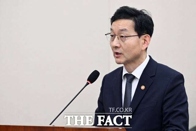 정부는 국회에 제출한 검찰개혁 법안에 대해 "예전과 같은 검찰 권한이 유지되거나 우회적으로 수사권을 확보할 수 없다"고 밝혔다. 보안수사권과 관련해선 "3~4월 집중적인 공론화 과정을 거칠 것"이라고 강조했다. 사진은 검찰개혁추진단장을 맡고 있는 윤창렬 국무조정실장. /남용희 기자