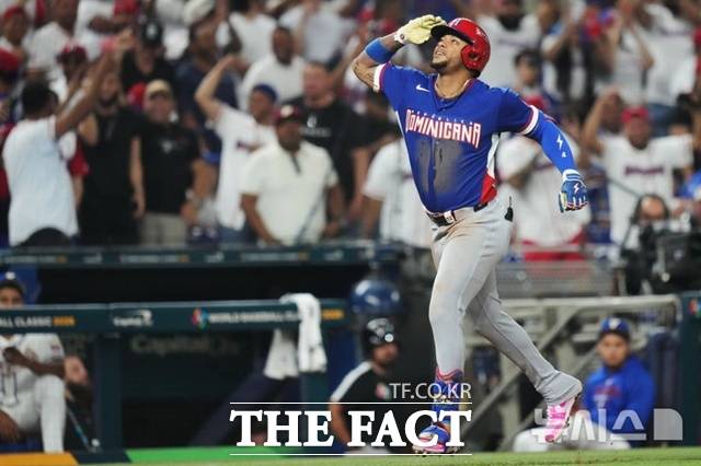 도미니카공화국 2번 케텔 마르테가 12일(한국시간) 미국 론디포 파크에서 열린 WBC D조 베네수엘라전에서 3회초 솔로 홈런을 날린 뒤 힘차게 다이아몬드를 돌고 있다. /마이애미=AP.뉴시스