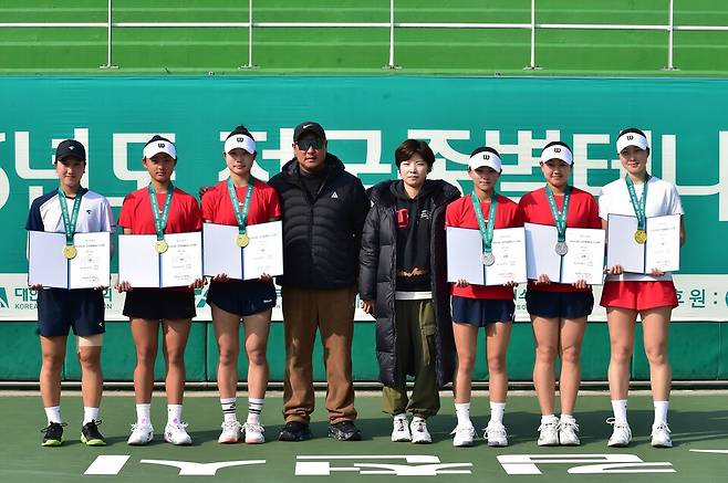 김종명 감독-전다원 코치와 중앙여중고 복식 입상자들. 대한테니스협회