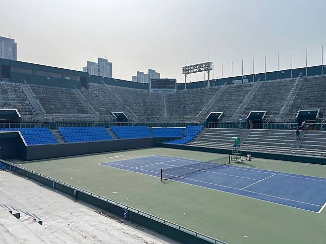 서울 올림픽공원 테니스장 센터코트의 대규모 리뉴얼로 1층 일부와 2층의 관람석이 모두 철거된 상태다.