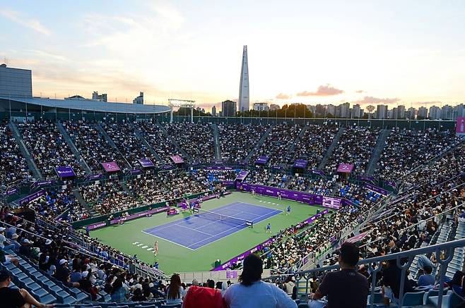 작년 코리아오픈 단식 결승전에서 관중으로 가득 찬 센터코트