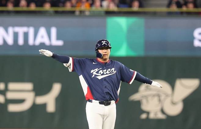 9일 일본 도쿄돔에서 열린 2026 WBC 조별리그 C조 4차전 대한민국과 호주의 경기. 5회초 2사 2루 한국 문보경이 1타점 적시타를 치고 '비행기 세리머니'를 하고 있다. 연합뉴스