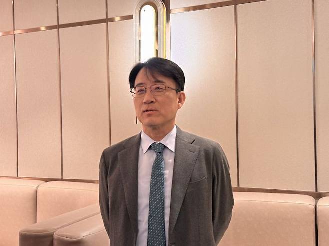 이청 삼성디스플레이 대표이사 사장이 12일 서울 송파구 잠실 롯데호텔에서 열린 '2026 한국디스플레이산업협회 정기총회'에 앞서 기자들과 만나 질의에 응답하고 있다. 김진영 기자