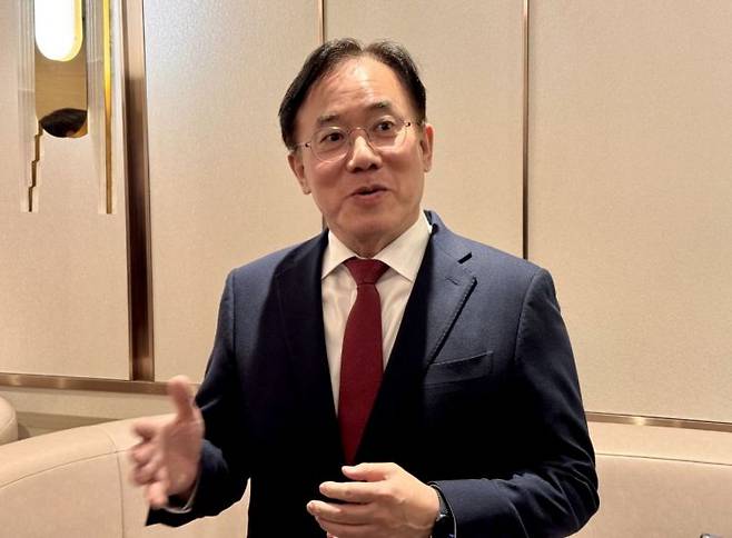 정철동 LG디스플레이 대표이사 사장이 12일 서울 송파구 잠실 롯데호텔에서 열린 '2026 한국디스플레이산업협회 정기총회'에 앞서 기자들과 만나 질의에 응답하고 있다. 김진영 기자