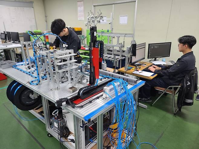 경남 창원의 창원기계공고 학생들이 자동화 설비 산업기사 자격증 실기 연습을 하고 있다./창원기계공고