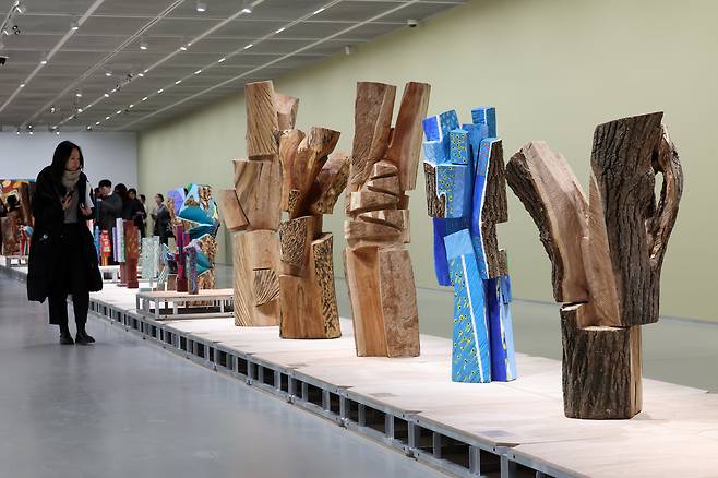 김윤신 회고전 '합이합일 분이분일' 전경. 2층 전시장이 조각 런웨이가 됐다. /뉴시스