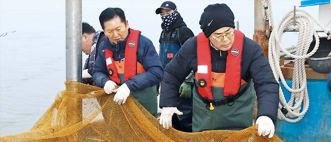 새우잡이 ‘한 배’ 탄 정청래·박찬대 더불어민주당 정청래(왼쪽) 대표와 민주당 인천시장 후보인 박찬대 의원이 11일 인천 강화군 서검도 앞바다에서 새우잡이 조업 체험을 하고 있다./남강호 기자