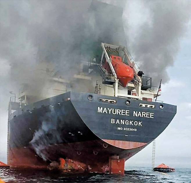 11일 이란 인근 호르무즈 해협에서 혁명수비대의 공격을 받은 태국 화물선 마유리 나리호에서 검은 연기가 피어오르고 있다. 23명의 탑승자 중 선원 3명이 실종된 것으로 전해졌으며, 태국 해군은 “구체적인 피격 경위를 조사 중”이라고 밝혔다. 봉쇄된 해협 안쪽 페르시아만에 머물던 일본 상선미쓰이의 컨테이너선도 이날 정박 중 공격당해 선체 일부가 손상된 것으로 전해졌다./ AFP 연합뉴스