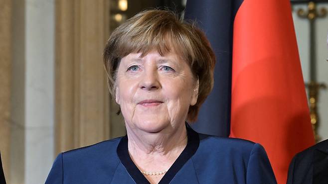 지난 6일(현지시각) 독일 함부르크에서 열린 성 마태오의 날 만찬(Matthiae-Mahlzeit)에 앙겔라 메르켈 전 독일총리가 참석했다./로이터 연합뉴스