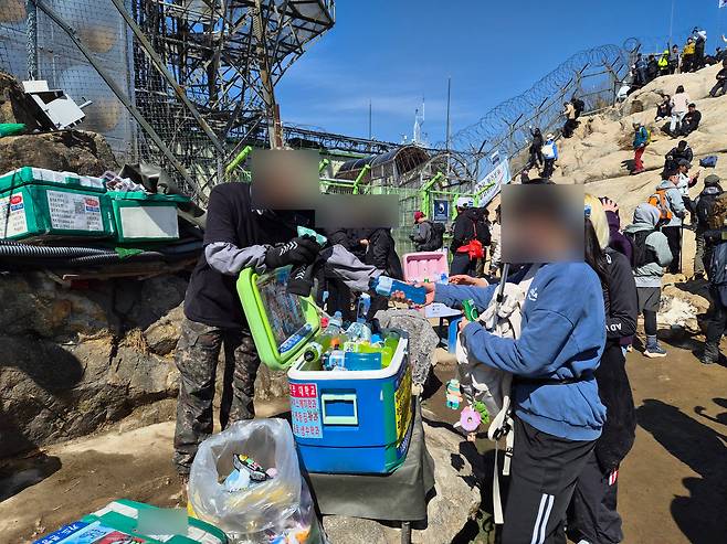 8일 낮 12시쯤 경기 과천시 관악산 정상에서 등산객들이 음료를 구매 중이다. /김관래 기자