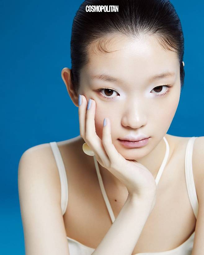 브라톱 34만8천원 Gabriel Lee. 반지 3만1천원 Usité.