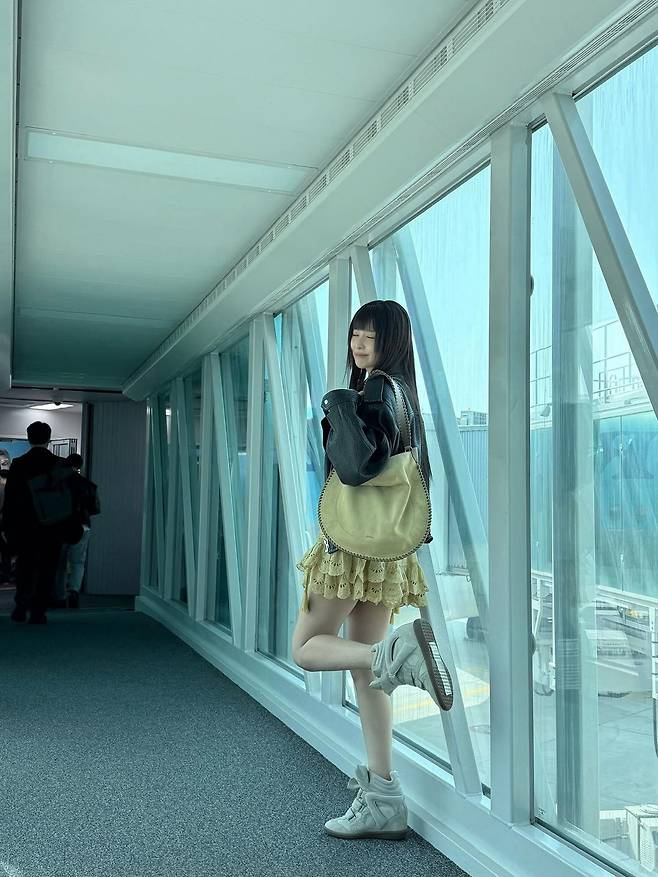 슬기의 웨지 슈즈 스타일링. 인스타그램 @hi_sseulgi