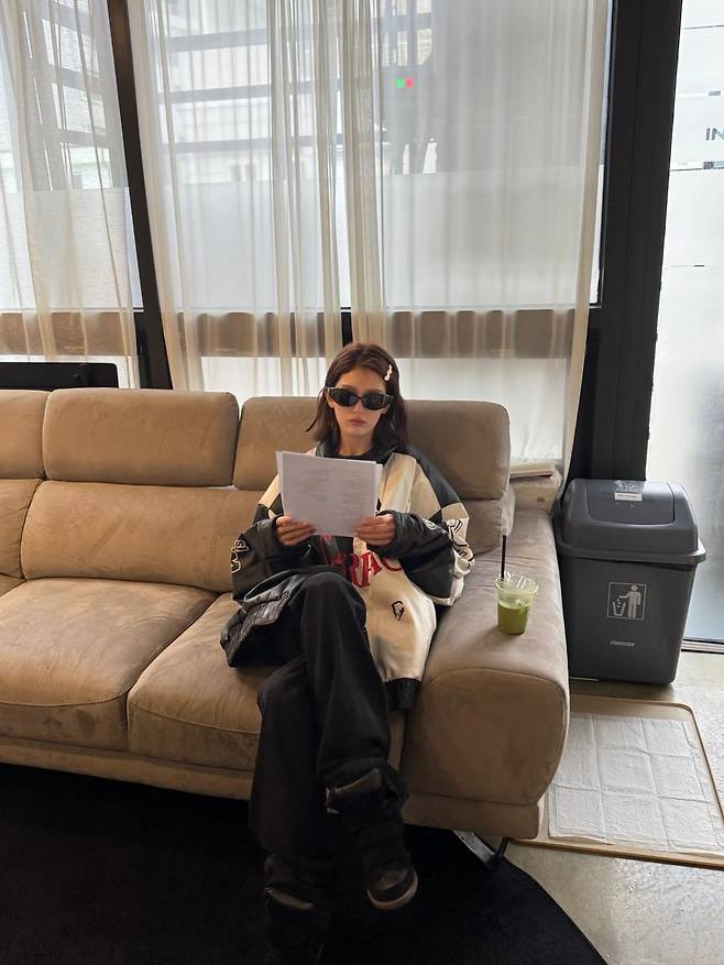 소미의 웨지 슈즈 스타일링. 인스타그램 @somsomi0309