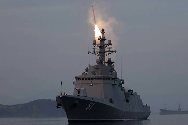 북한 노동당 기관지 노동신문은 “10일 구축함 최현호에서 전략순항미사일시험발사가 또다시 진행됐다”고 11일 밝혔다. 김정은 당 총비서와 그의 딸 주애는 화상방식으로 시험발사를 지켜봤다. 평양 노동신문=뉴스1