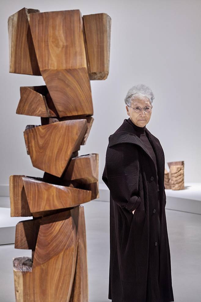 조각가 인생 70여 년간 나무를 깎고 다듬어 온 김윤신 작가는 “하고자 하는 정신력과 어릴 적부터 가까이한 자연이 나를 여기까지 데리고 왔다. 나이는 의식하지 않는다”고 했다. ⓒ전명은·호암미술관 제공