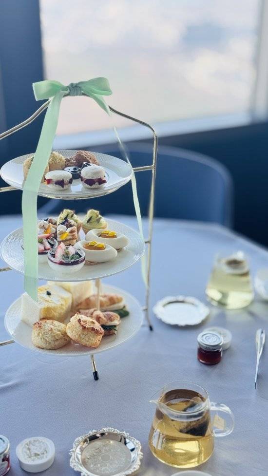 N서울타워 7층 엔그릴에선 오후 3시부터 5시까지 2시간 동안 오후의 여유를 즐길 수 있는 ‘애프터눈 티 세트’를 만날 수 있다. 윤우열 기자 cloudancer@donga.com