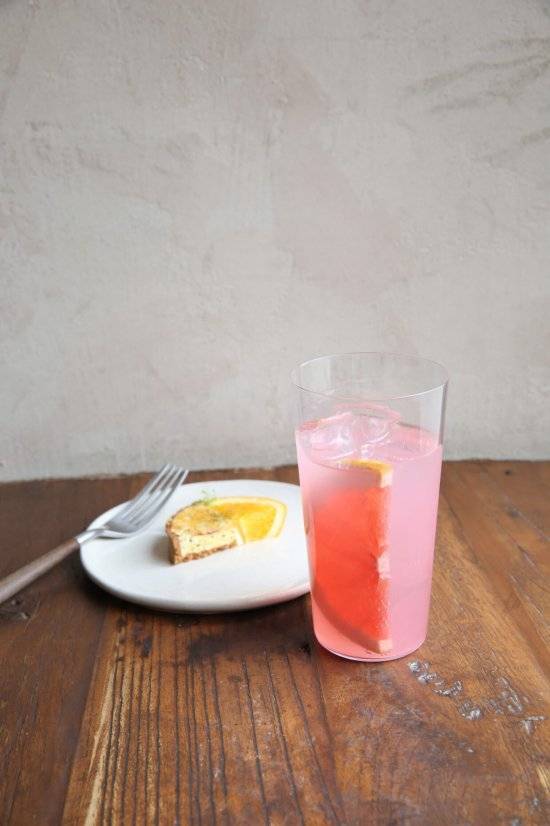 오초 플라타 제품을 활용해 만든 팔로마 칵테일.