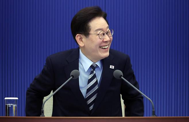 이재명 대통령이 12일 청와대에서 열린 수석보좌관회의에서 발언하고 있다. 뉴시스