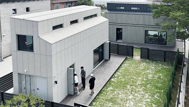 전북 김제에서 방문객들이 LG 스마트코티지를 둘러보고 있다. LG전자 제공