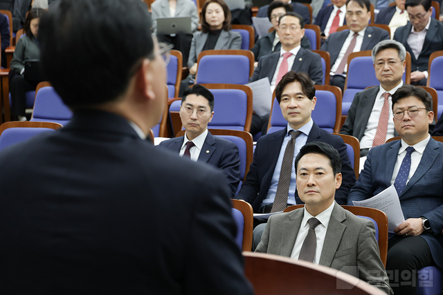 국민의힘이 12일 국회 본청에서 당 의원총회를 개최한 가운데 장동혁(좌석 가장 앞줄) 당대표가 단상에 선 송언석 원내대표의 모두발언을 듣고 있다. 장 대표 좌석 바로 뒷줄엔 박준태(왼쪽부터) 당대표비서실장과 박성훈 수석대변인, 강명구 조직부총장 등이 앉았다.[국민의힘 홈페이지 사진]